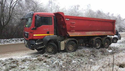 Un alt camion a fost blocat în Taraclia, iar în Ungheni și în Telenești două autoturisme au ajuns în șanț.