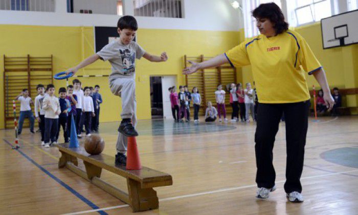 Ministerul Sănătății vine cu un demers în care solicită excluderea notelor de la disciplina Educație Fizică din școli. Foto: radiounirea.ro