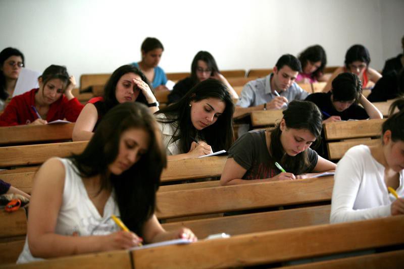 Numărul studenților înmatriculați în universități este în scădere.