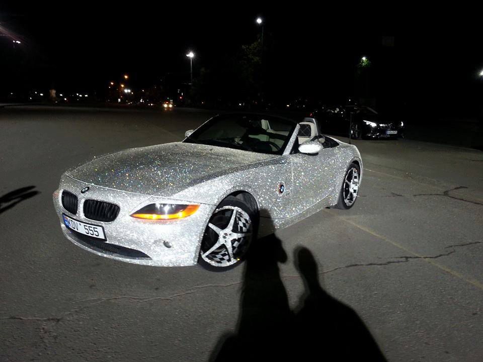 O nouă maşină încrustată cu cristale, surprinsă în Chişinău