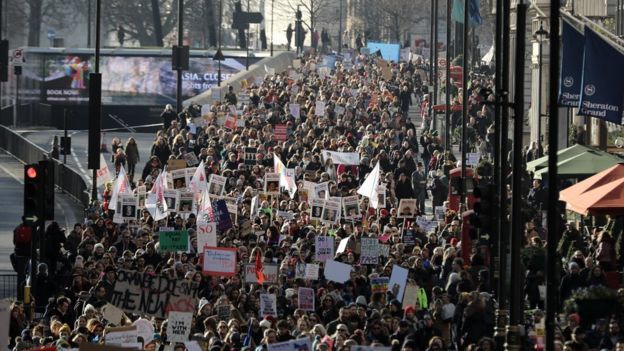 Тысячи человек в Лондоне протестуют против политики властей.