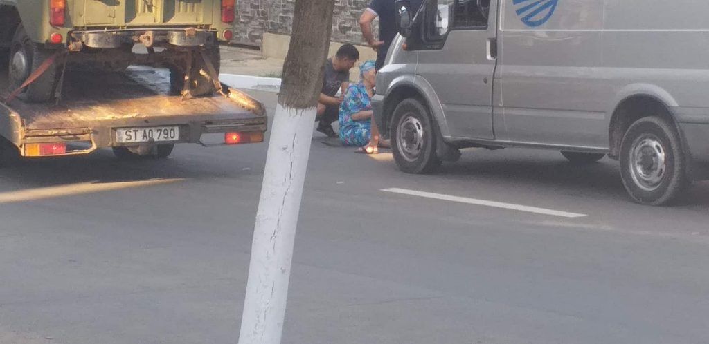 В Комрате микроавтобус сбил женщину.