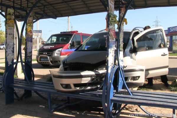 В Тирасполе автоледи перепутала газ с тормозом и врезалась в остановку.