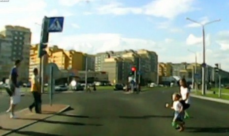 Dacă aveţi obiceiul să traversaţi în fugă pe trecerea de pietoni, mai bine renunțați.