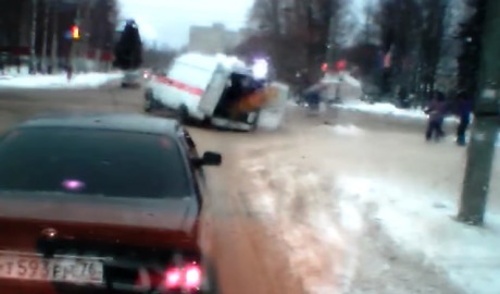 O ambulanţă care se grăbeşte la chemare este lovită din plin într-o intersecţie de un autoturism. 