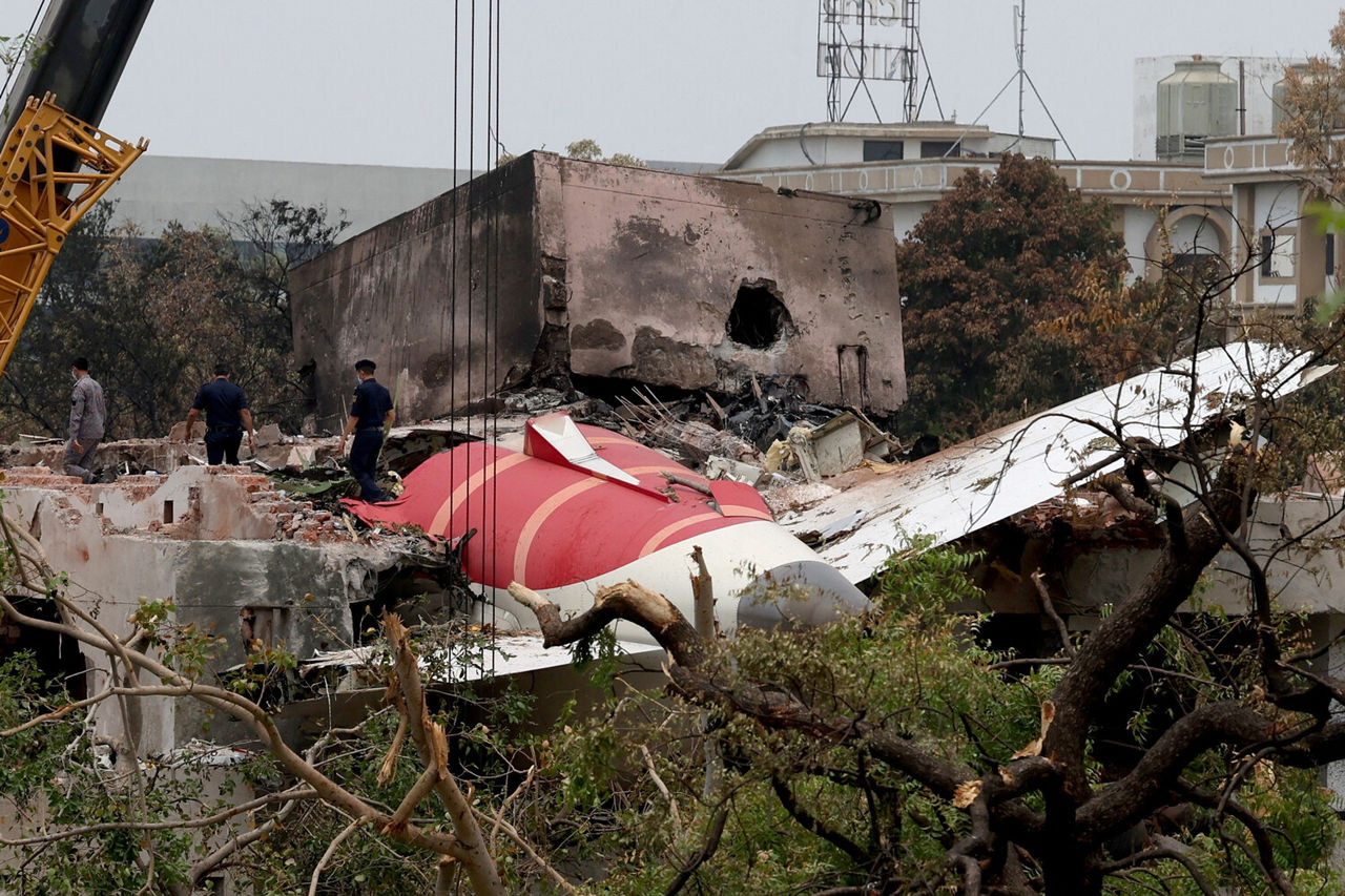 Familiile persoanelor decedate în urma prăbușirii avionului Air India au primit cadavrele altor persoane.