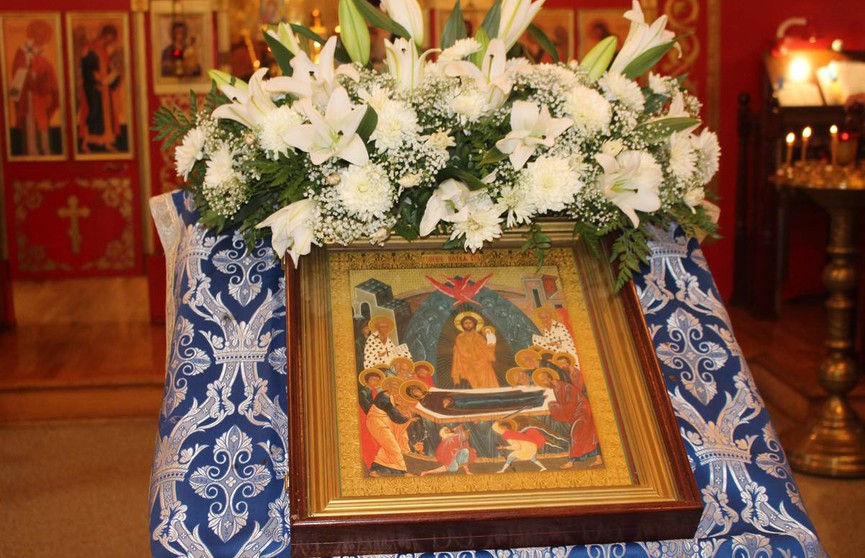 Православные христиане празднуют Успение Богородицы.