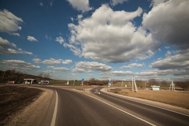 Intersecţia cu sens giratoriu de la Rogojeni a fost construită şi amenajată în cadrul programului "Compact". Foto: Facebook/Fondul Provocarile Mileniului Moldova