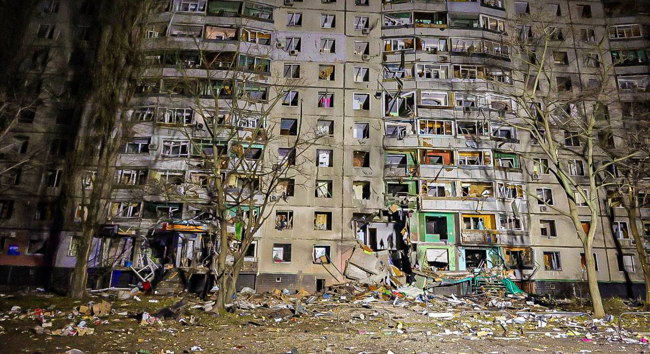 O bombă rusească a lovit un bloc de locuințe la Harkov.