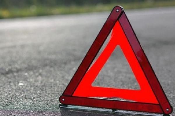На трассе Днестровск-Первомайск автомобиль врезался в дерево.