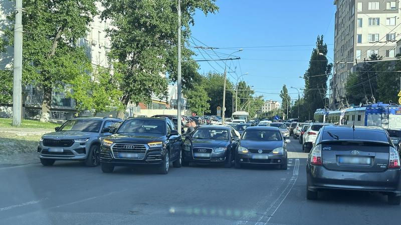 Авария в Кишиневе: столкнулись три автомобиля.