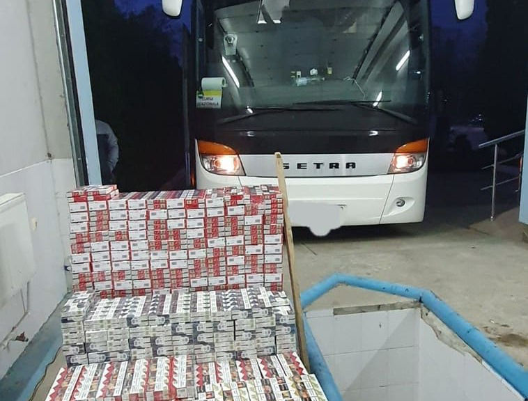 Контрабанда сигарет: автобусы нарушителей изъяты в пользу государства.