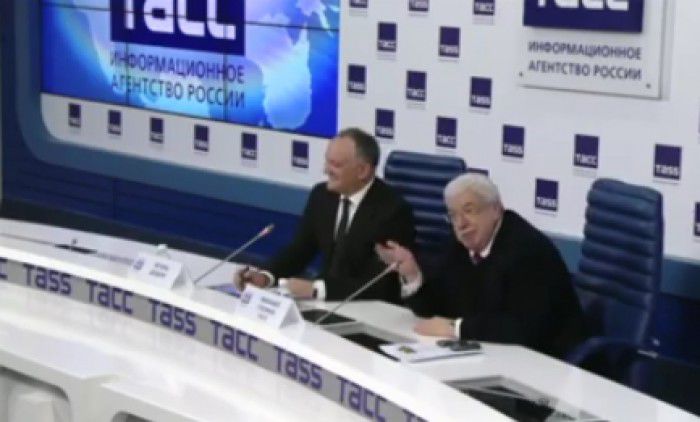 Președintele Igor Dodon a fost salutat în limba română de un jurnalist român. Foto: facebook.com
