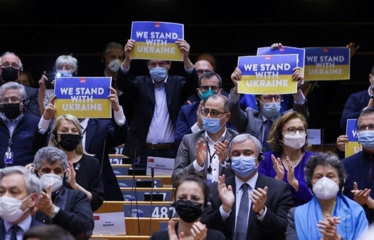 Европарламент рекомендовал предоставить Украине статус кандидата на вступление в ЕС.