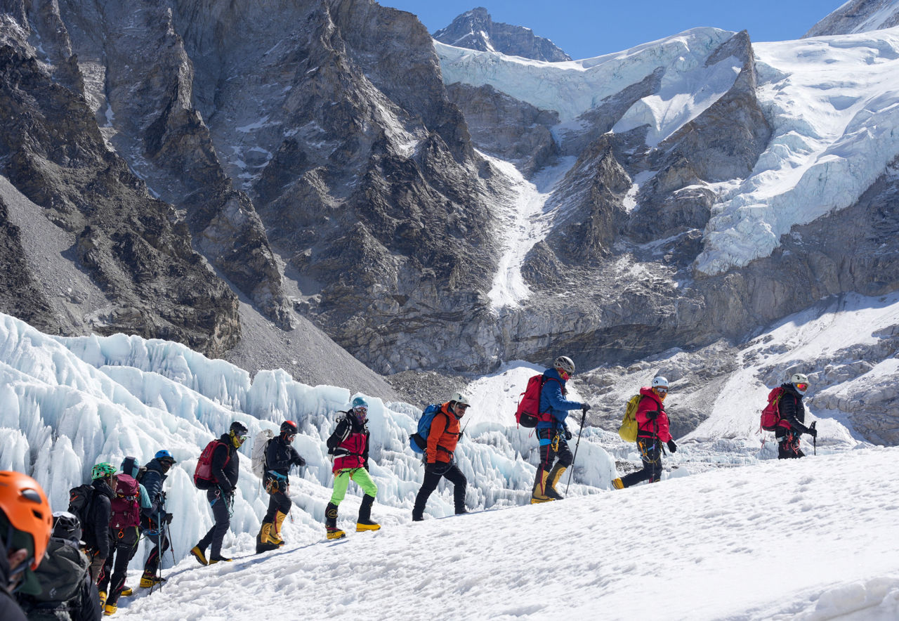 Sezonul ascensiunilor pe Everest este în pericol din cauza unui ghețar uriaș.