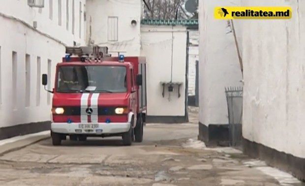 Огонь вспыхнул в открытой местности, а также в помещении.