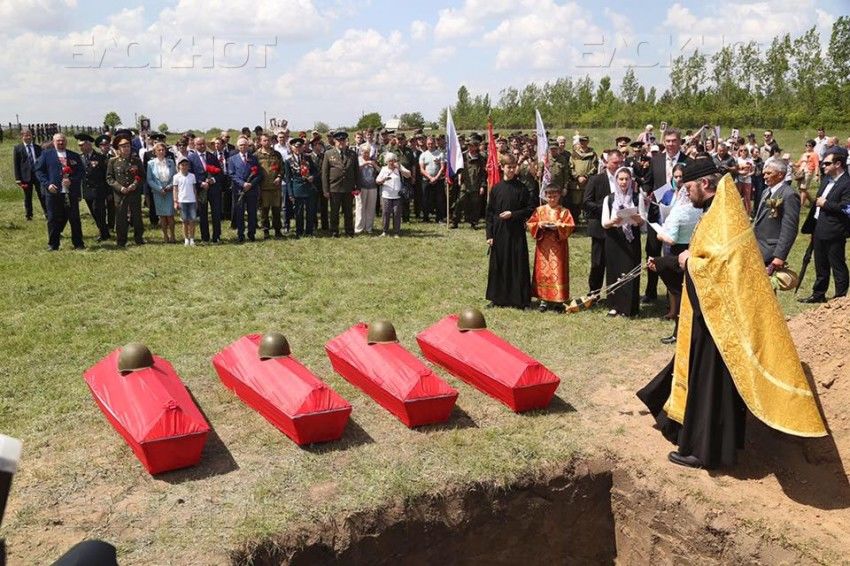 С воинскими почестями и после поминальной службы они были преданы земле на Шерпенском плацдарме. 