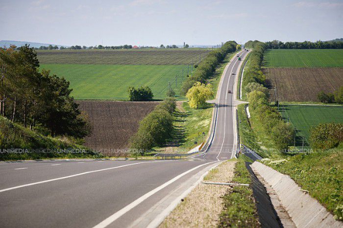 Pietonii sânt îndemnați să poarte haine din stofe naturale și de culori deschise. Foto: unimedia.info
