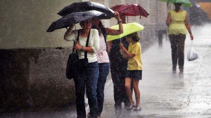 Pentru sâmbătă, duminică și luni sunt prognozate ploi cu descărcări electrice. 
