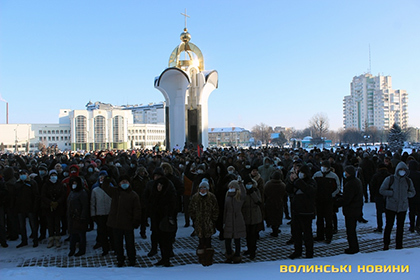 Митингующие потребовали отставки главы областного совета, а также губернатора, назначенного президентом Виктором Януковичем. Фото: volynnews.com