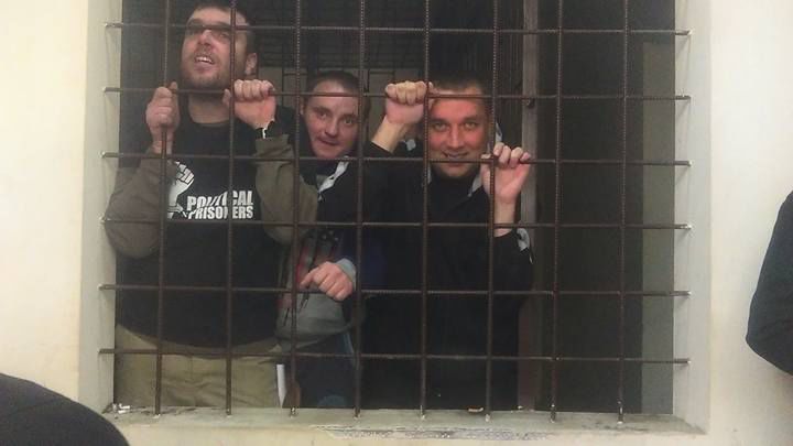 По словам адвоката, "прокуроры больше не видят необходимости нахождения их под арестом".