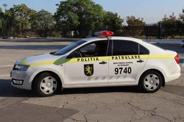 Șoferi neglijenți, opriți pe dreapa de polițiștii de patrulare, în zilele de weekend. Foto: INP