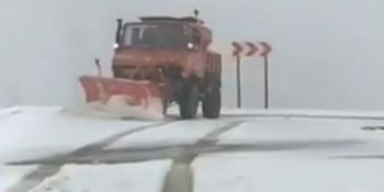 Două autocare cu pasageri la bord au rămas blocate pe drumuri din cauza nămeţilor. 
