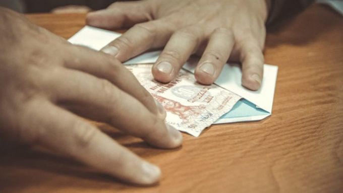 Преподаватель университета привлечен к ответственности за взятку.