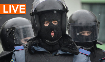 Un fum dens a invadat Piaţa Independenţei de la Kiev, în timp ce apeluri la consolidarea baricadelor se aud peste tot.