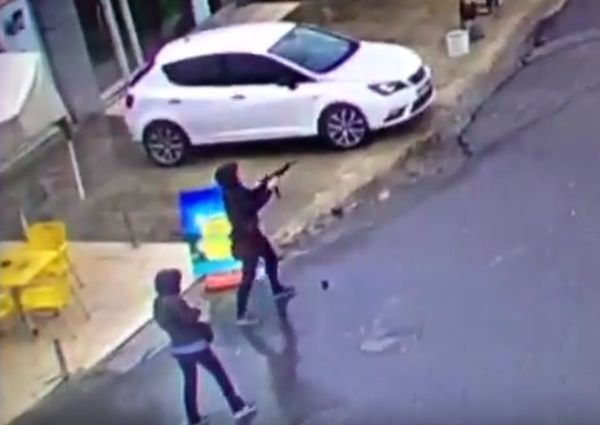 Doua femei au deschis focul si au aruncat o grenada intr-o sectie de politie din Istanbul. Foto: protv.md