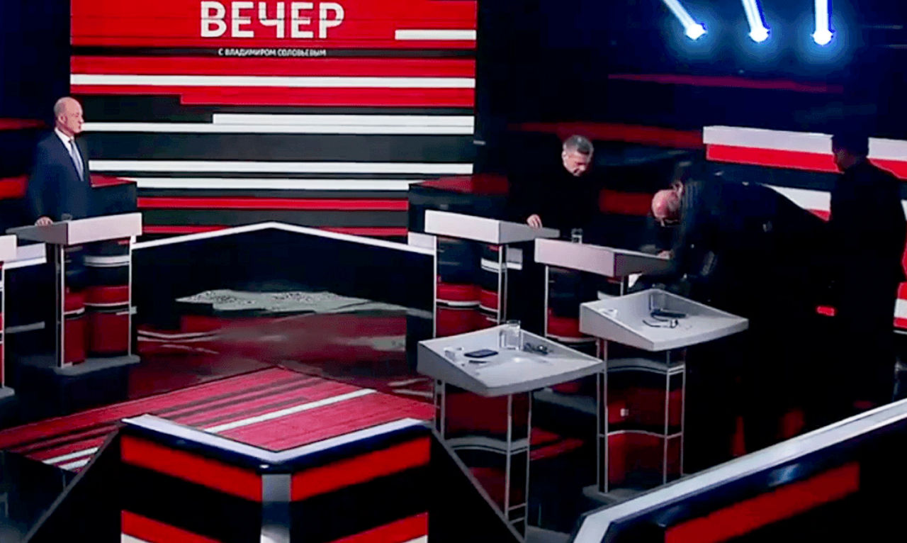 В эфире у Владимира Соловьева экономист Андрей Карнеев упал в обморок.