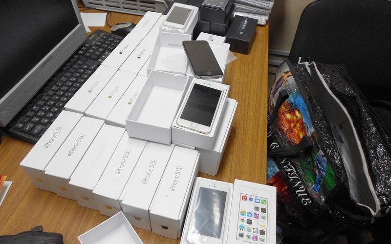 Брянские таможенники отобрали у молдаванина 25 коробок с iPhone.