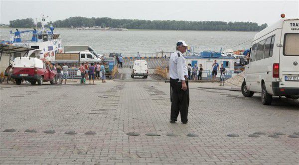 Aproximativ 50 de oameni au rămas blocaţi pe bacul care îi transporta din satul Cosăuţi, raionul Soroca, spre localitatea Iampoli din Ucraina.