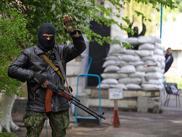 Украинские силовики перестали применять вертолеты после того, как два из них были сбиты ополченцами - сторонниками федерализации Украины.