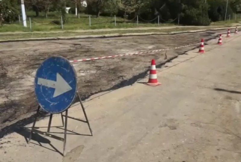 Сельчане утверждают, что после срезки слоя старого асфальта, утром 14 августа рабочие начали покрывать землю смолой.