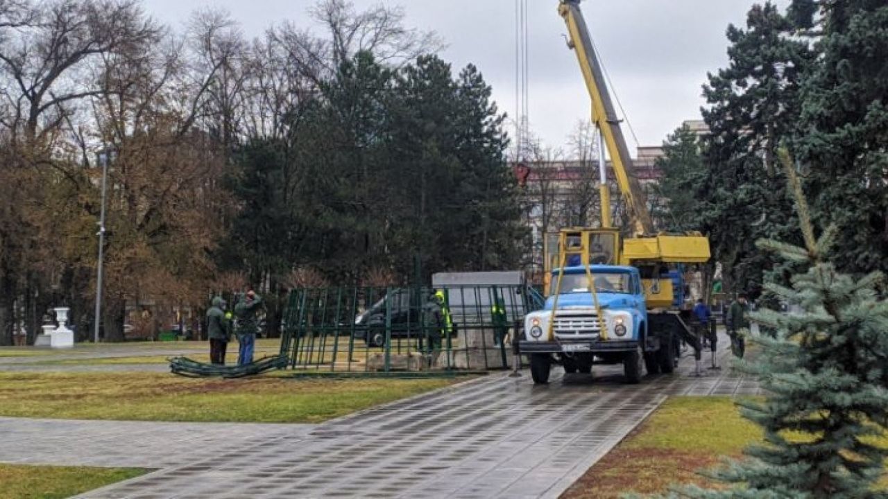 В центре Кишинёва начали установку новогодней ёлки.