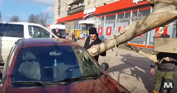Bărbatul a turnat beton în interiorul maşinii, şi s-a revanșat pentru comportamentul negativ al soţiei.