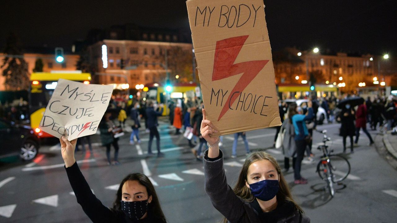В Польше националисты напали на участников митинга против запрета абортов.
