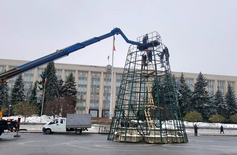 В центре Кишинева началась подготовка к зимним праздникам.