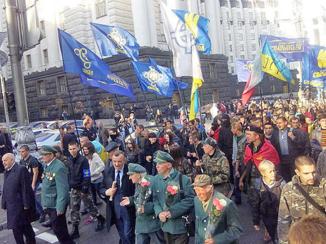 По мнению политологов, Киев, взявшийся рьяно переписывать историю, в итоге рискует лишиться ряда регионов.