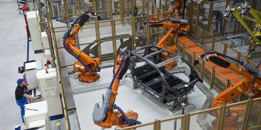 Un robot și-ar fi ucis partenerul uman de lucru. Ce spune legea