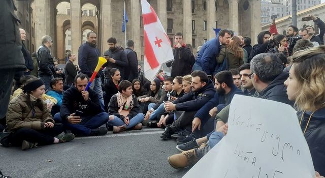 Движение в центре Тбилиси парализовало из-за акций протеста.