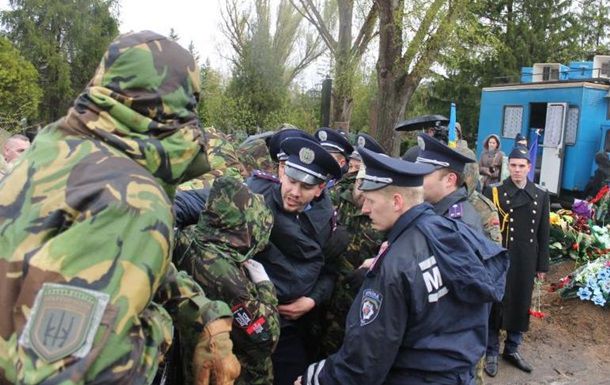 Бойцы Правого сектора решили не пустить мэра Кривого Рога Юрия Вилкула на панихиду по погибшим бойцам.