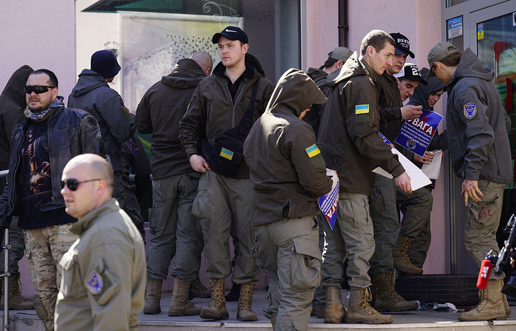 Украинские националисты угрожают "закрыть" российские банки в Украине.