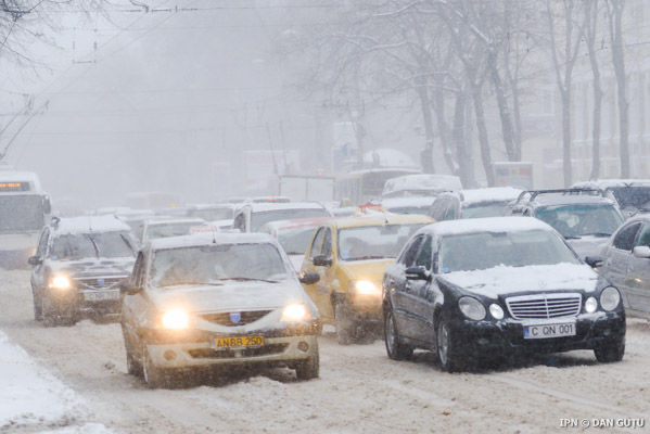Conducătorii auto sunt îndemnați să ocolească străzile în pantă din capitală, în legătură cu condițiile meteorologice nefavorabile.