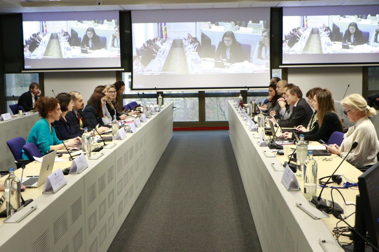 O nouă etapă a negocierilor de aderare la UE: Screeningul pentru cel de-al doilea cluster a început la Bruxelles.