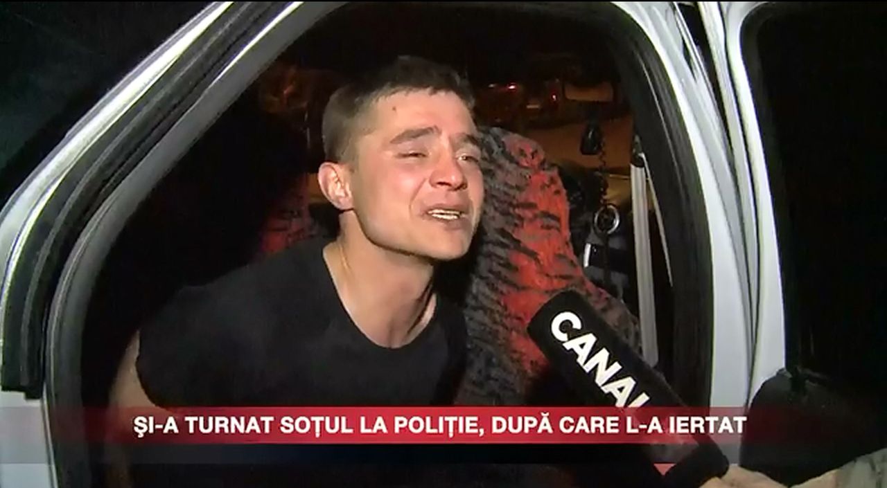Un bărbat a ajuns să plângă în faţa camerei de filmare, dar şi a poliţiştilor, mărturisind cât de tare îşi iubeşte consoarta. Foto: canal3.md