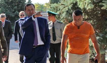 "Филат снял колючую проволоку вдоль Прута только для того, чтобы Лянкэ перенес ее на Днестр", - написал в четверг в соцсетях идеолог ПКРМ Марк Ткачук. 