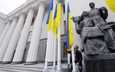 Подходы к зданию парламента охраняют активисты самообороны Майдана. Фото: kp.ua