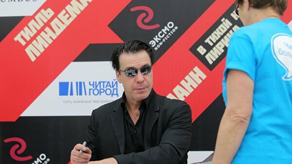 В Rammstein опровергли сообщения о заражении Линдеманна коронавирусом.